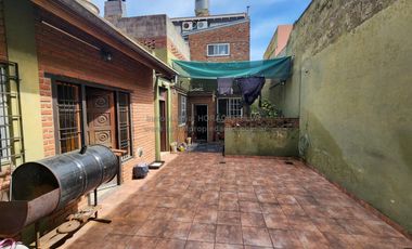 Amplio P.H. Tipo Casa en Planta Baja / Lanus Oeste