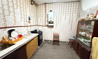 2 departamentos + 1 galpón en VENTA, Bolivia al 1500, barrio Villa Urquiza, SMT. Ideal INVERSORES!