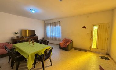 2 departamentos + 1 galpón en VENTA, Bolivia al 1500, barrio Villa Urquiza, SMT. Ideal INVERSORES!