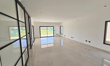 Casa en venta en B°C° San Pablo- Pilar . 4 habitaciones    Escritorio . A estrenar