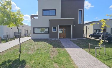 Casa en venta en B°C° San Pablo- Pilar . 4 habitaciones    Escritorio . A estrenar