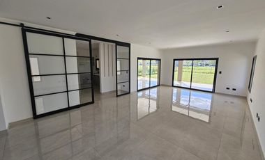 Casa en venta en B°C° San Pablo- Pilar . 4 habitaciones    Escritorio . A estrenar