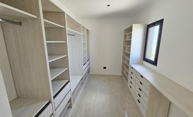 Casa en venta en B°C° San Pablo- Pilar . 4 habitaciones    Escritorio . A estrenar