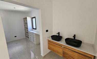 Casa en venta en B°C° San Pablo- Pilar . 4 habitaciones    Escritorio . A estrenar