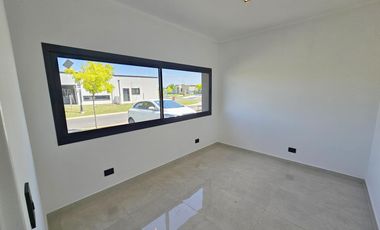 Casa en venta en B°C° San Pablo- Pilar . 4 habitaciones    Escritorio . A estrenar