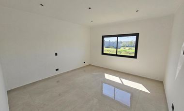 Casa en venta en B°C° San Pablo- Pilar . 4 habitaciones    Escritorio . A estrenar