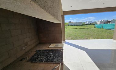 Casa en venta en B°C° San Pablo- Pilar . 4 habitaciones    Escritorio . A estrenar