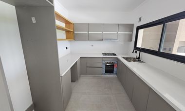 Casa en venta en B°C° San Pablo- Pilar . 4 habitaciones    Escritorio . A estrenar
