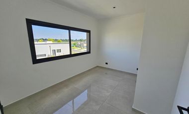 Casa en venta en B°C° San Pablo- Pilar . 4 habitaciones    Escritorio . A estrenar