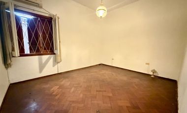 Casa de dos dormitorios con patio y terraza