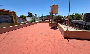 Casa de dos dormitorios con patio y terraza