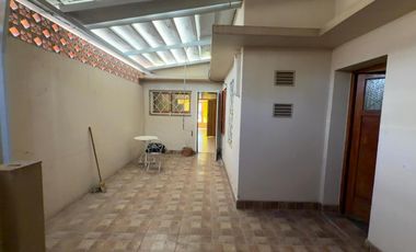 Casa de dos dormitorios con patio y terraza