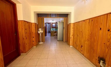 Casa de dos dormitorios con patio y terraza