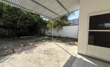 CASA  DE UN SOLO NIVEL EN RENTA CERCA DEL ADO
