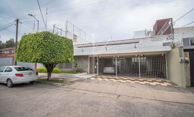 CASA EN VENTA EN JARDINES DEL BOSQUE