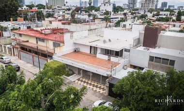 CASA EN VENTA EN JARDINES DEL BOSQUE