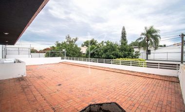 CASA EN VENTA EN JARDINES DEL BOSQUE