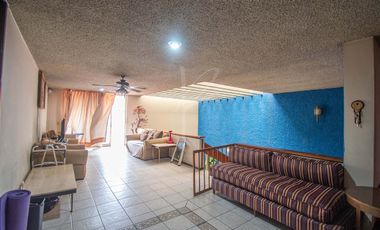 CASA EN VENTA EN JARDINES DEL BOSQUE