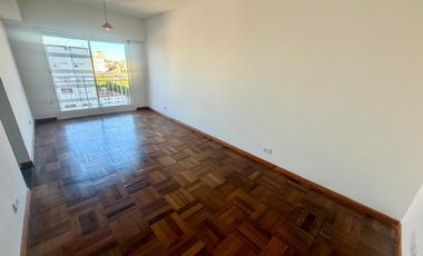 Monoambiente muy luminoso con cocina independiente