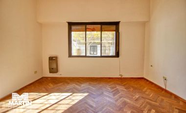 Casa PH en venta en Olivos 3 ambientes, con cochera, jardín y galpón. 170 m2 cub.