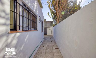 Casa PH en venta en Olivos 3 ambientes, con cochera, jardín y galpón. 170 m2 cub.