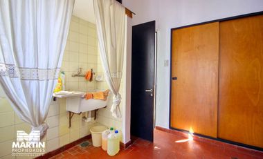 Casa PH en venta en Olivos 3 ambientes, con cochera, jardín y galpón. 170 m2 cub.