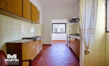 Casa PH en venta en Olivos 3 ambientes, con cochera, jardín y galpón. 170 m2 cub.
