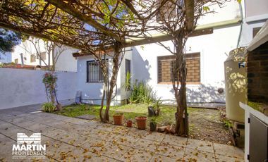 Casa PH en venta en Olivos 3 ambientes, con cochera, jardín y galpón. 170 m2 cub.