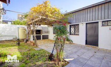 Casa PH en venta en Olivos 3 ambientes, con cochera, jardín y galpón. 170 m2 cub.