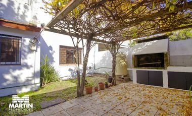 Casa PH en venta en Olivos 3 ambientes, con cochera, jardín y galpón. 170 m2 cub.