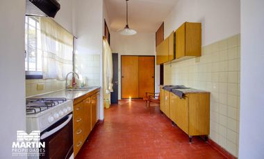 Casa PH en venta en Olivos 3 ambientes, con cochera, jardín y galpón. 170 m2 cub.