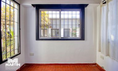 Casa PH en venta en Olivos 3 ambientes, con cochera, jardín y galpón. 170 m2 cub.