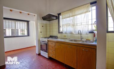 Casa PH en venta en Olivos 3 ambientes, con cochera, jardín y galpón. 170 m2 cub.