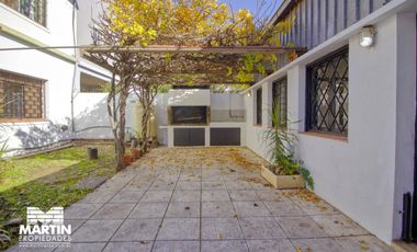 Casa PH en venta en Olivos 3 ambientes, con cochera, jardín y galpón. 170 m2 cub.