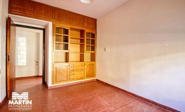 Casa PH en venta en Olivos 3 ambientes, con cochera, jardín y galpón. 170 m2 cub.