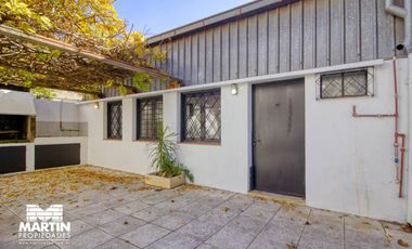 Casa PH en venta en Olivos 3 ambientes, con cochera, jardín y galpón. 170 m2 cub.
