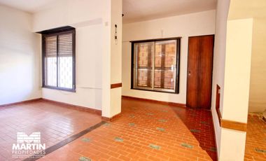 Casa PH en venta en Olivos 3 ambientes, con cochera, jardín y galpón. 170 m2 cub.