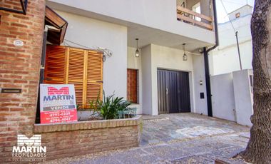 Casa PH en venta en Olivos 3 ambientes, con cochera, jardín y galpón. 170 m2 cub.