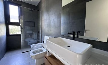 Venta Casa de 5 ambientes con fondo y piscina en Greenville - Hudson