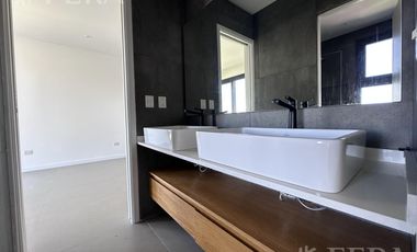 Venta Casa de 5 ambientes con fondo y piscina en Greenville - Hudson