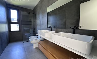 Venta Casa de 5 ambientes con fondo y piscina en Greenville - Hudson