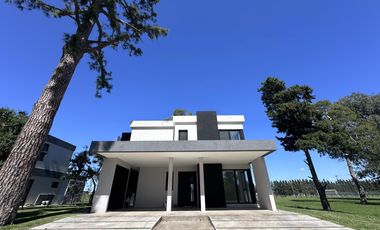 Venta Casa de 5 ambientes con fondo y piscina en Greenville - Hudson