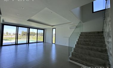 Venta Casa de 5 ambientes con fondo y piscina en Greenville - Hudson