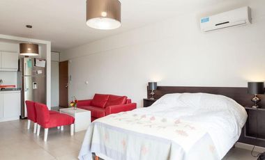 Excelente monoambiente con balcón y cochera.