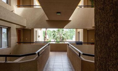 Excelente monoambiente con balcón y cochera.