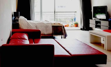 Excelente monoambiente con balcón y cochera.