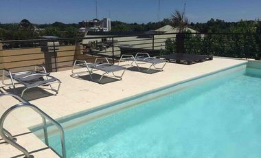 Excelente monoambiente con balcón y cochera.