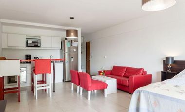 Excelente monoambiente con balcón y cochera.