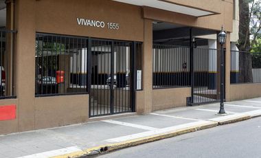 Excelente monoambiente con balcón y cochera.