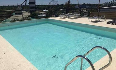 Excelente monoambiente con balcón y cochera.